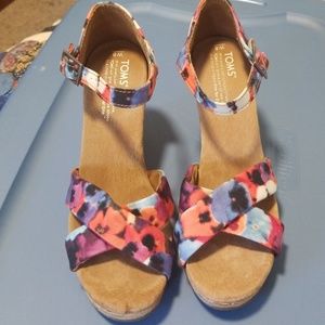 TOMS cork wedge flower print size 8